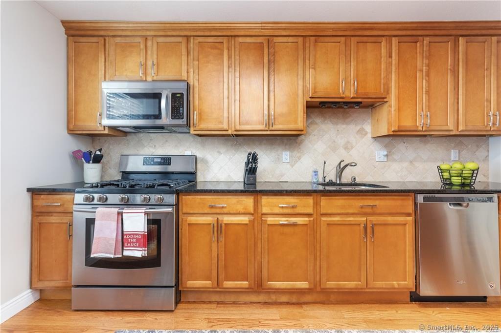 New Britain, Connecticut 06053, United States, 3 Bedrooms Bedrooms, ,3 BathroomsBathrooms,Residential,Pending,222549