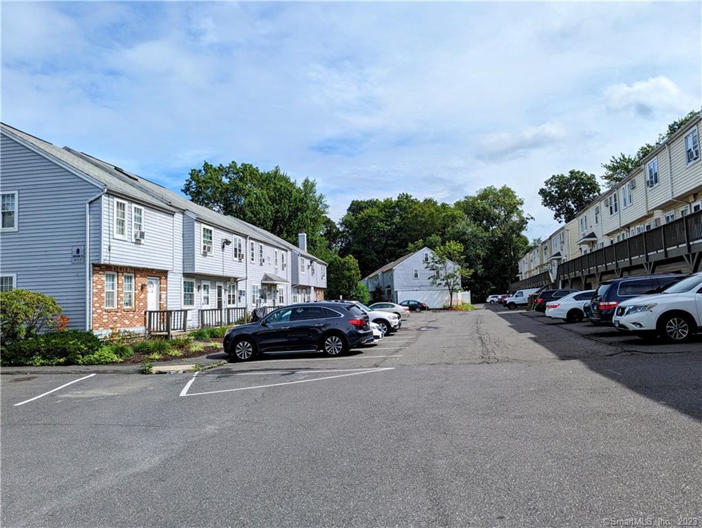 Rental Property at Scuppo Road E6, Danbury, Connecticut - Bedrooms: 2 
Bathrooms: 1 
Rooms: 5  - $2,300 MO.