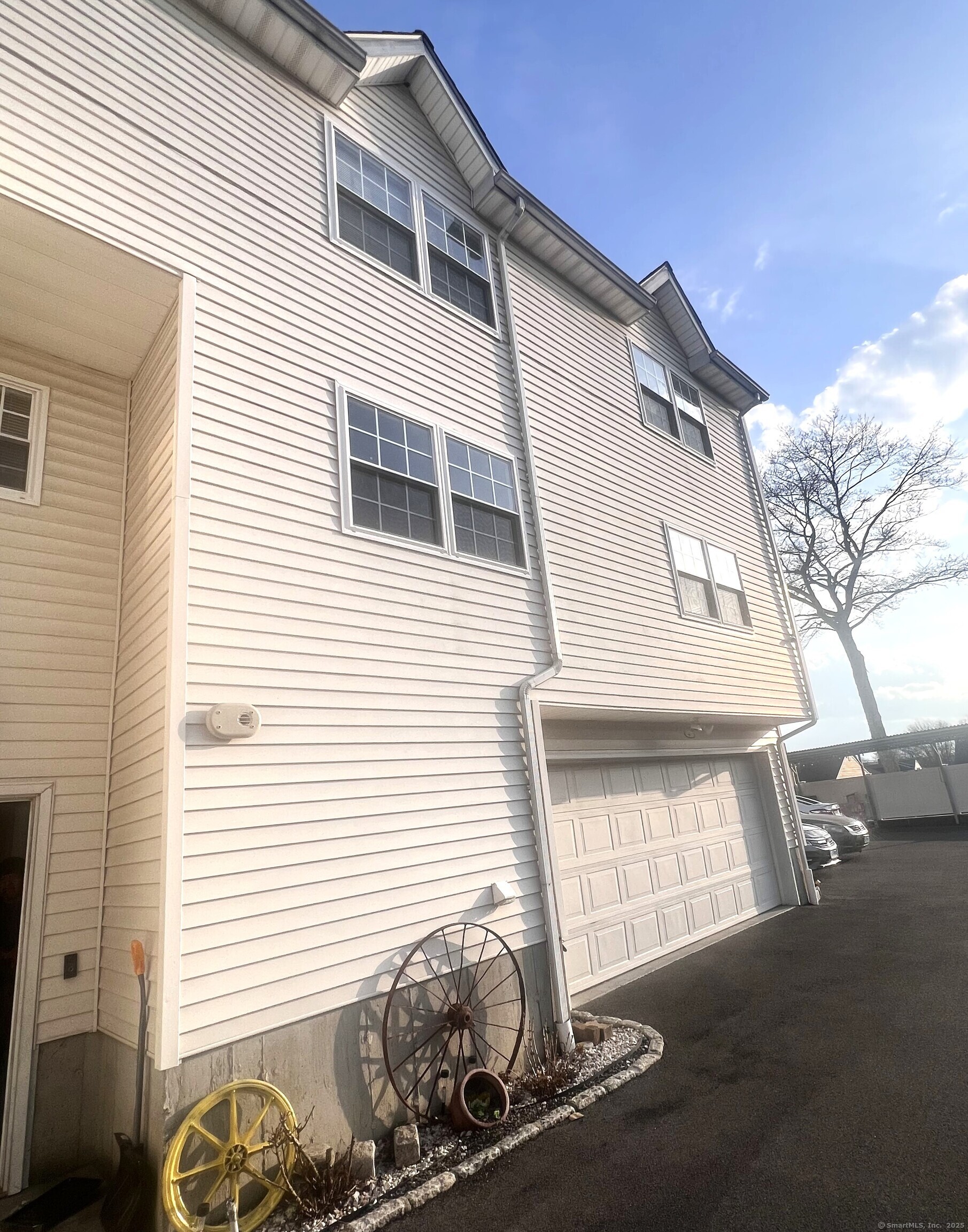 4th Street, Danbury, Connecticut - 3 Bedrooms  
2.5 Bathrooms  
10 Rooms - 