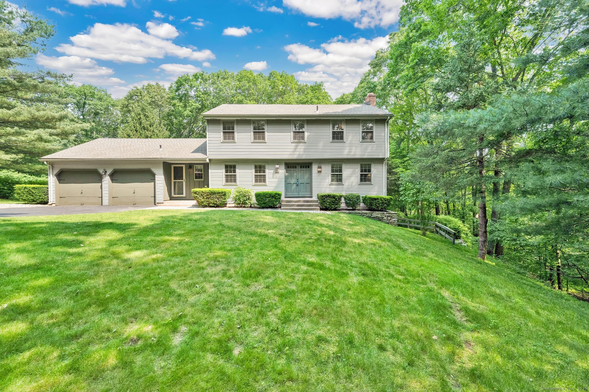 Gregory Hill Drive, Glastonbury, Connecticut - 4 Bedrooms  
3 Bathrooms  
8 Rooms - 