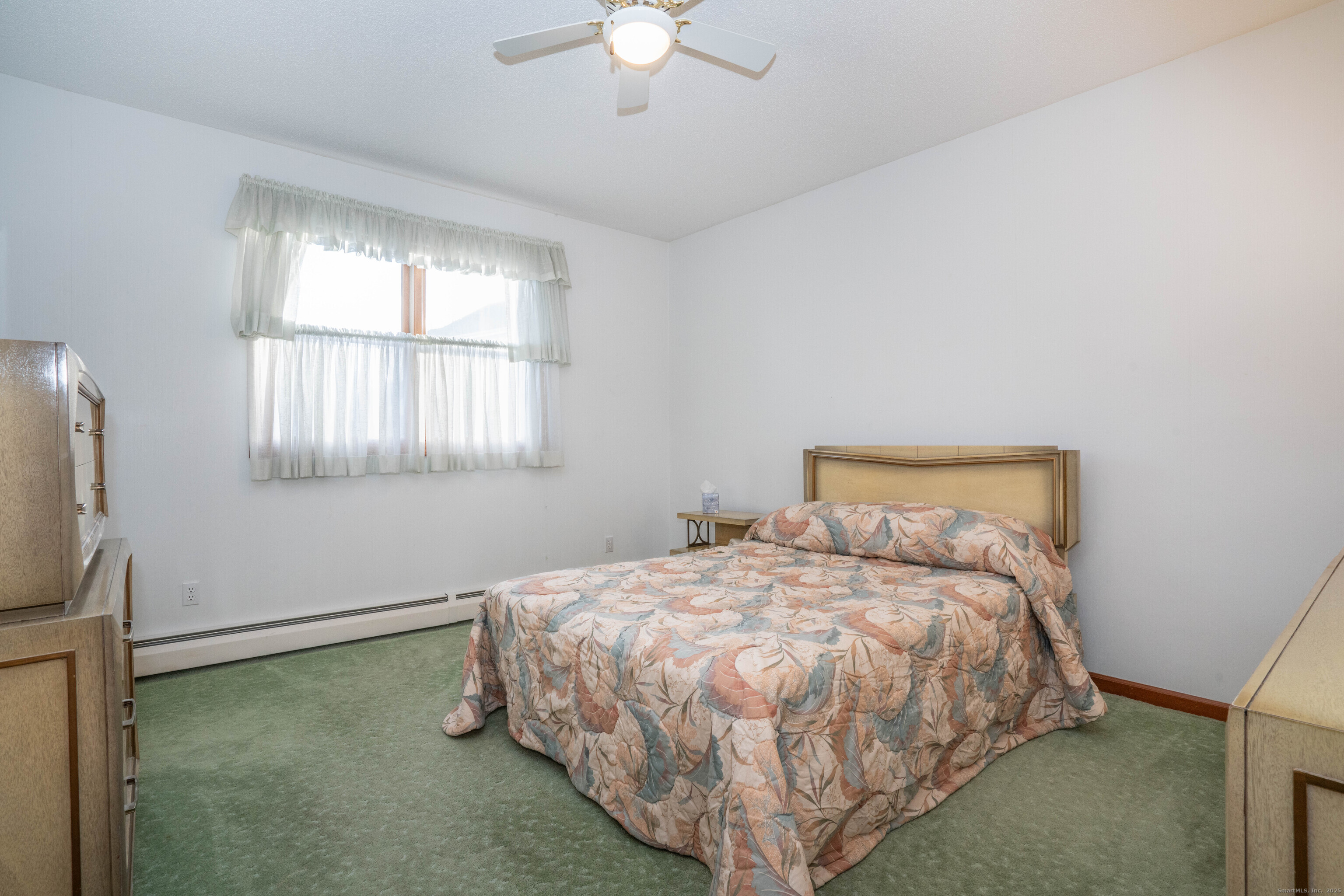 Newington, Connecticut 06111, United States, 2 Bedrooms Bedrooms, ,2 BathroomsBathrooms,Residential,Pending,251221