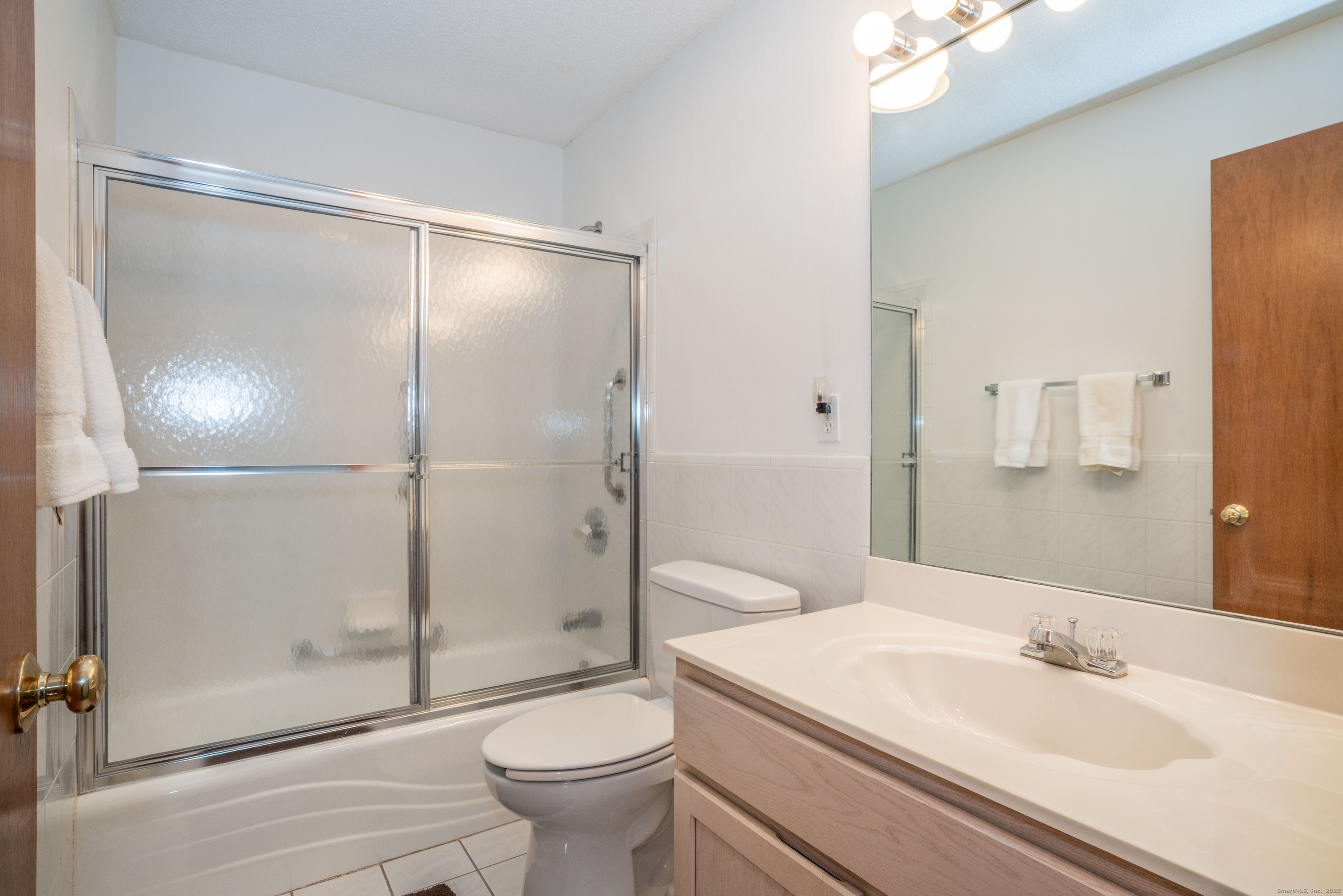 Newington, Connecticut 06111, United States, 2 Bedrooms Bedrooms, ,2 BathroomsBathrooms,Residential,Pending,251221