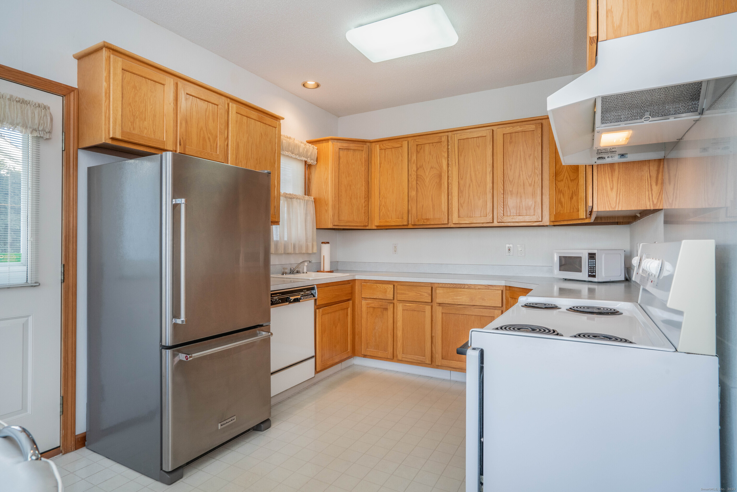 Newington, Connecticut 06111, United States, 2 Bedrooms Bedrooms, ,2 BathroomsBathrooms,Residential,Pending,251221