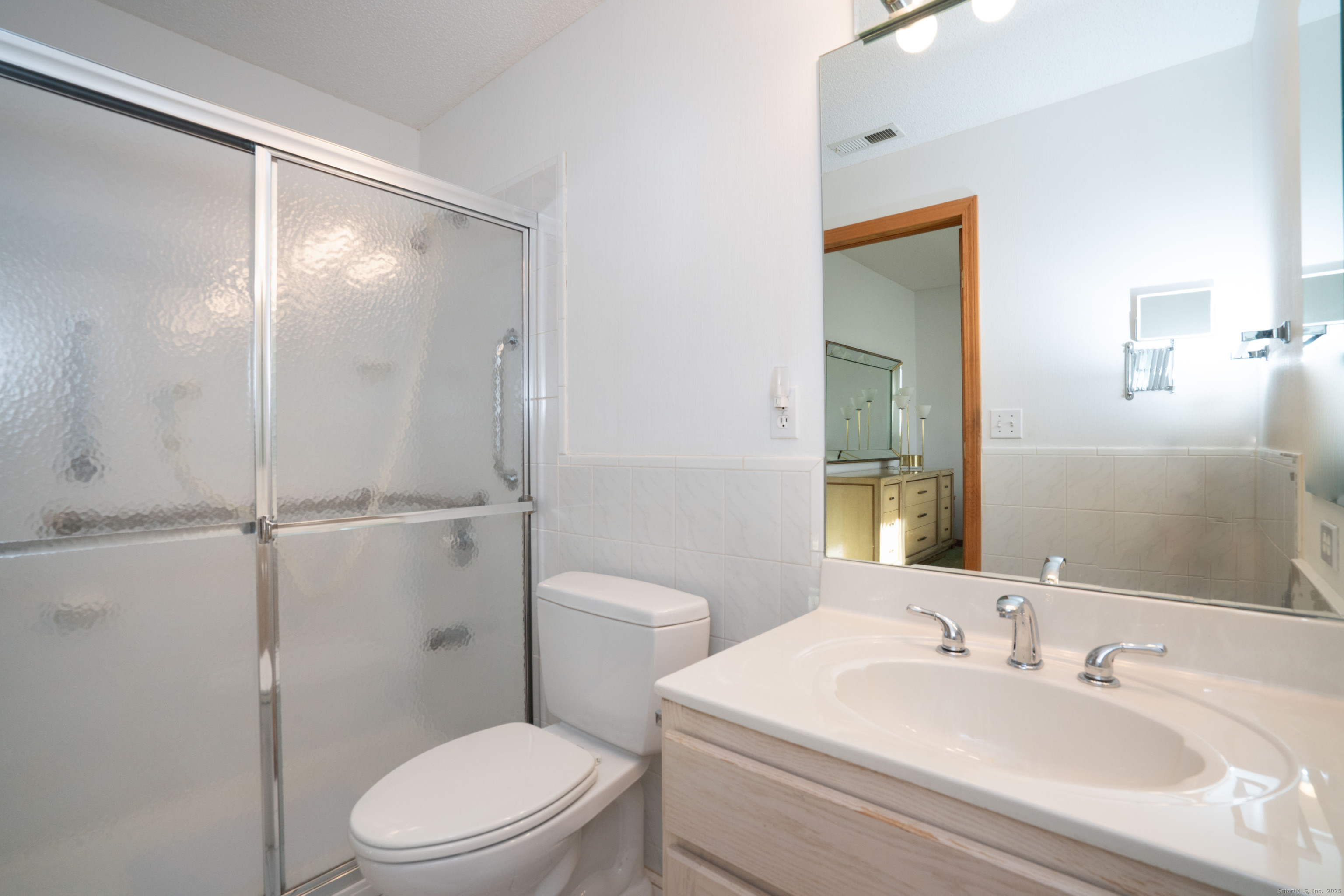 Newington, Connecticut 06111, United States, 2 Bedrooms Bedrooms, ,2 BathroomsBathrooms,Residential,Pending,251221