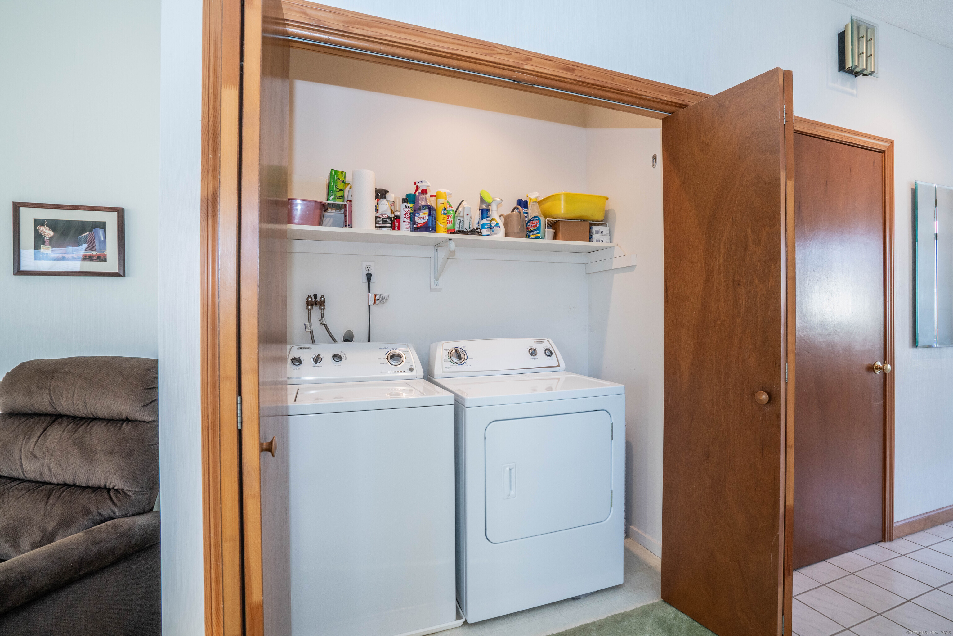 Newington, Connecticut 06111, United States, 2 Bedrooms Bedrooms, ,2 BathroomsBathrooms,Residential,Pending,251221