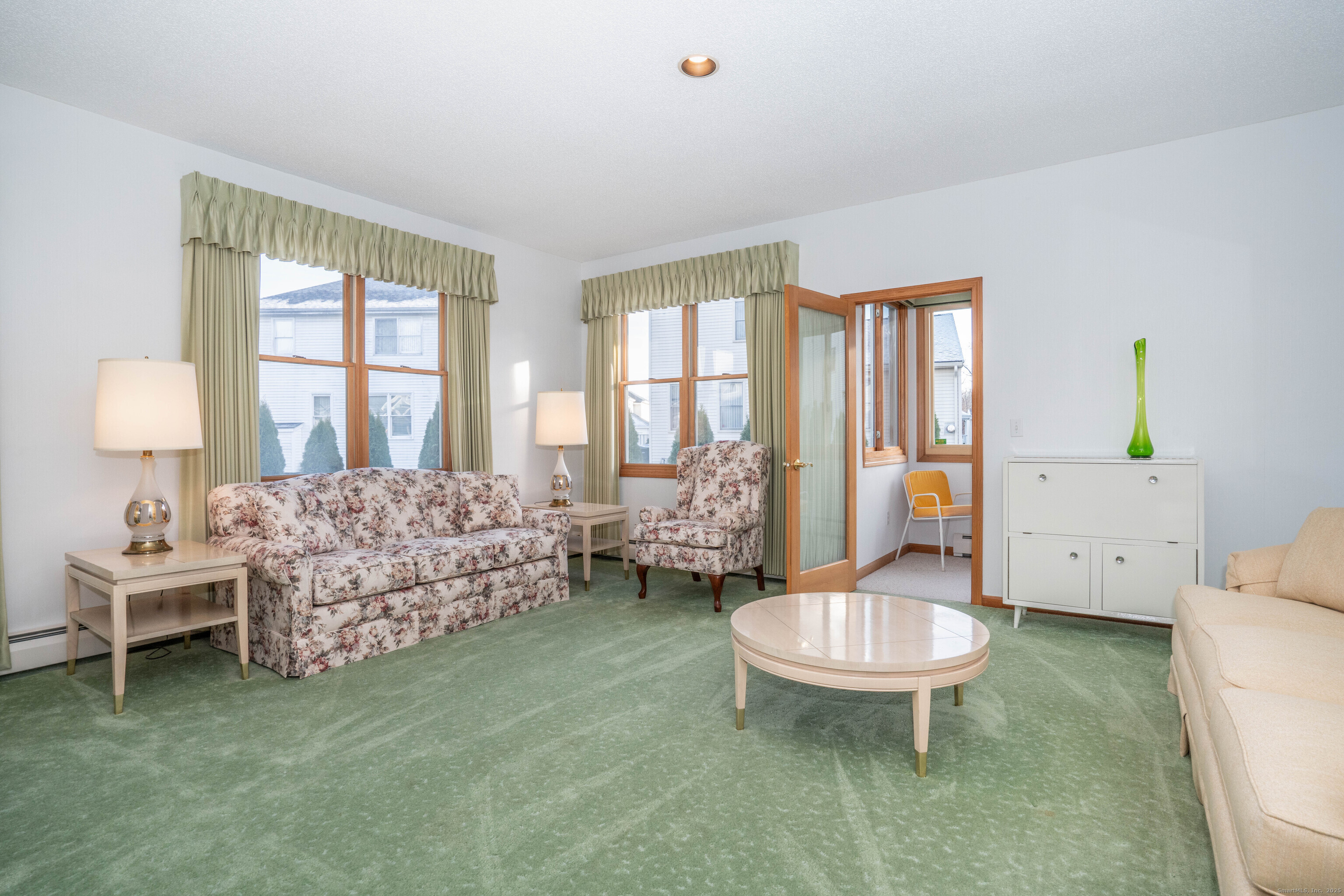 Newington, Connecticut 06111, United States, 2 Bedrooms Bedrooms, ,2 BathroomsBathrooms,Residential,Pending,251221