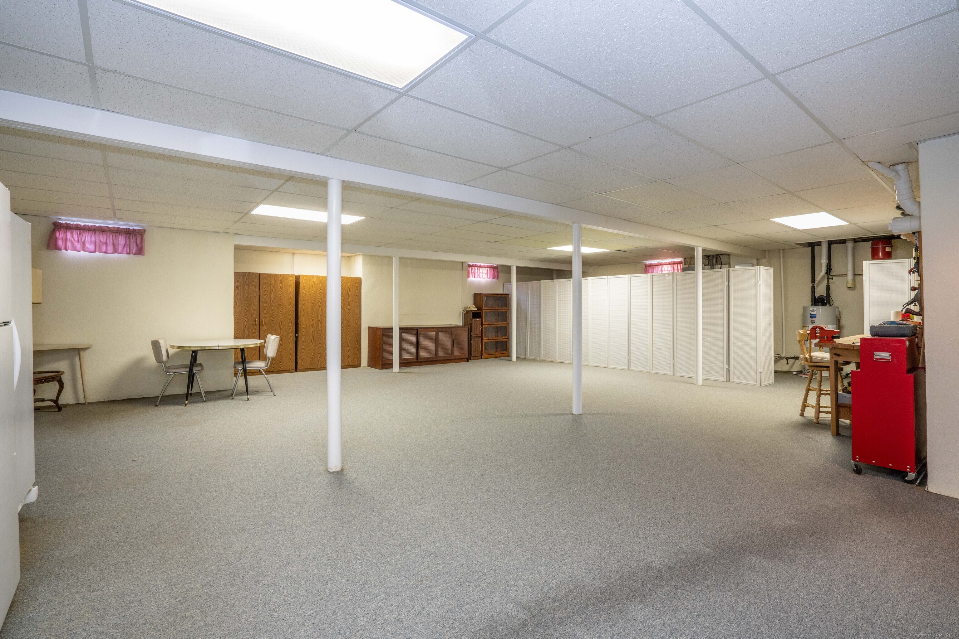 Newington, Connecticut 06111, United States, 2 Bedrooms Bedrooms, ,2 BathroomsBathrooms,Residential,Pending,251221