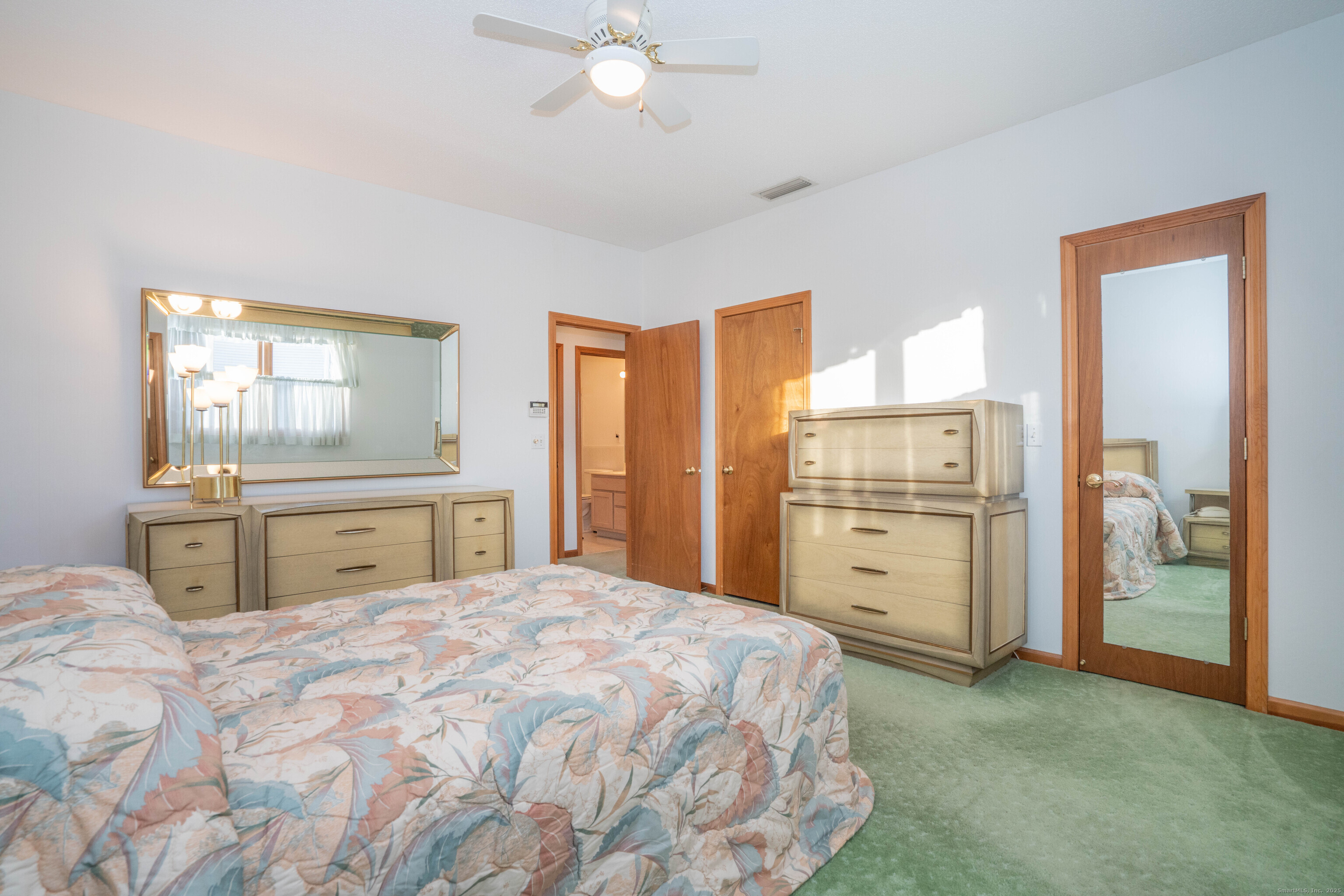 Newington, Connecticut 06111, United States, 2 Bedrooms Bedrooms, ,2 BathroomsBathrooms,Residential,Pending,251221