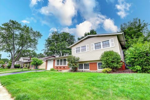 Tiny photo for 2522 N Chestnut Avenue, Arlington Heights, IL 60004 (MLS # 12471951)