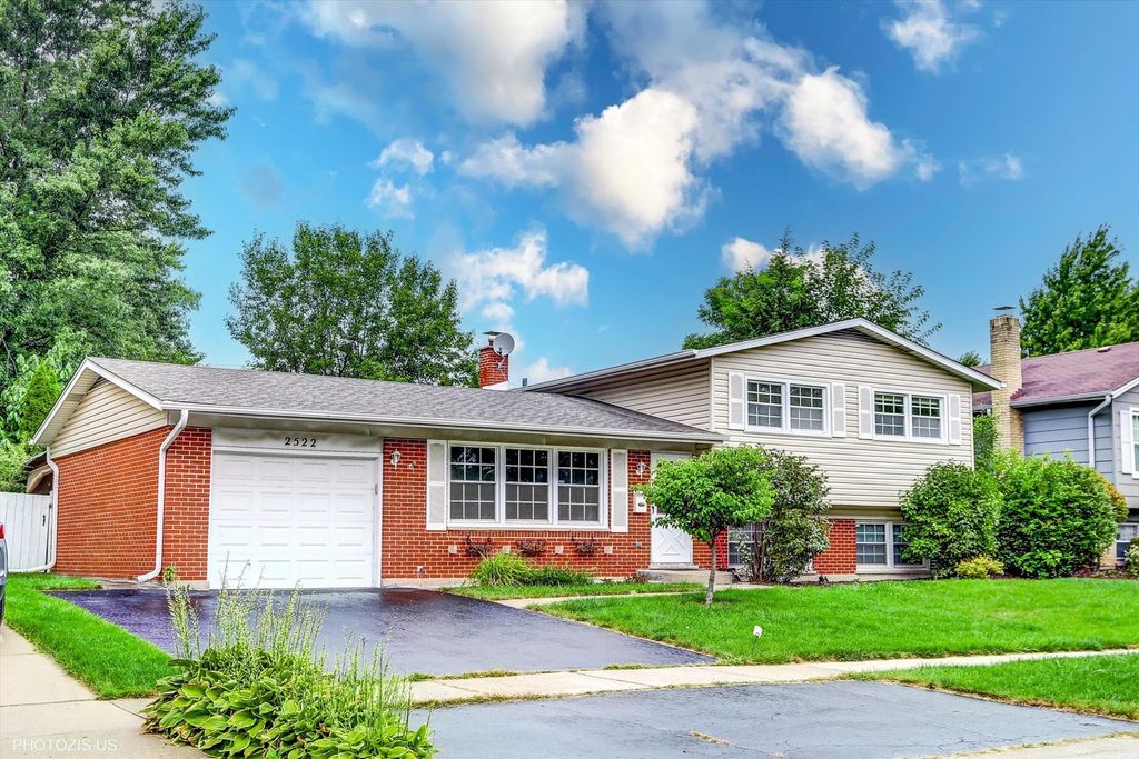 Photo for 2522 N Chestnut Avenue, Arlington Heights, IL 60004 (MLS # 12471951)