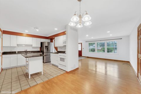 Tiny photo for 2522 N Chestnut Avenue, Arlington Heights, IL 60004 (MLS # 12471951)