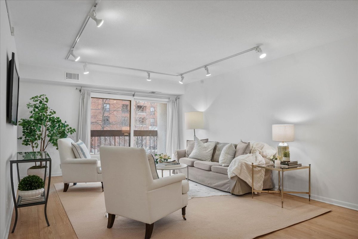 1738 Chicago Avenue 301