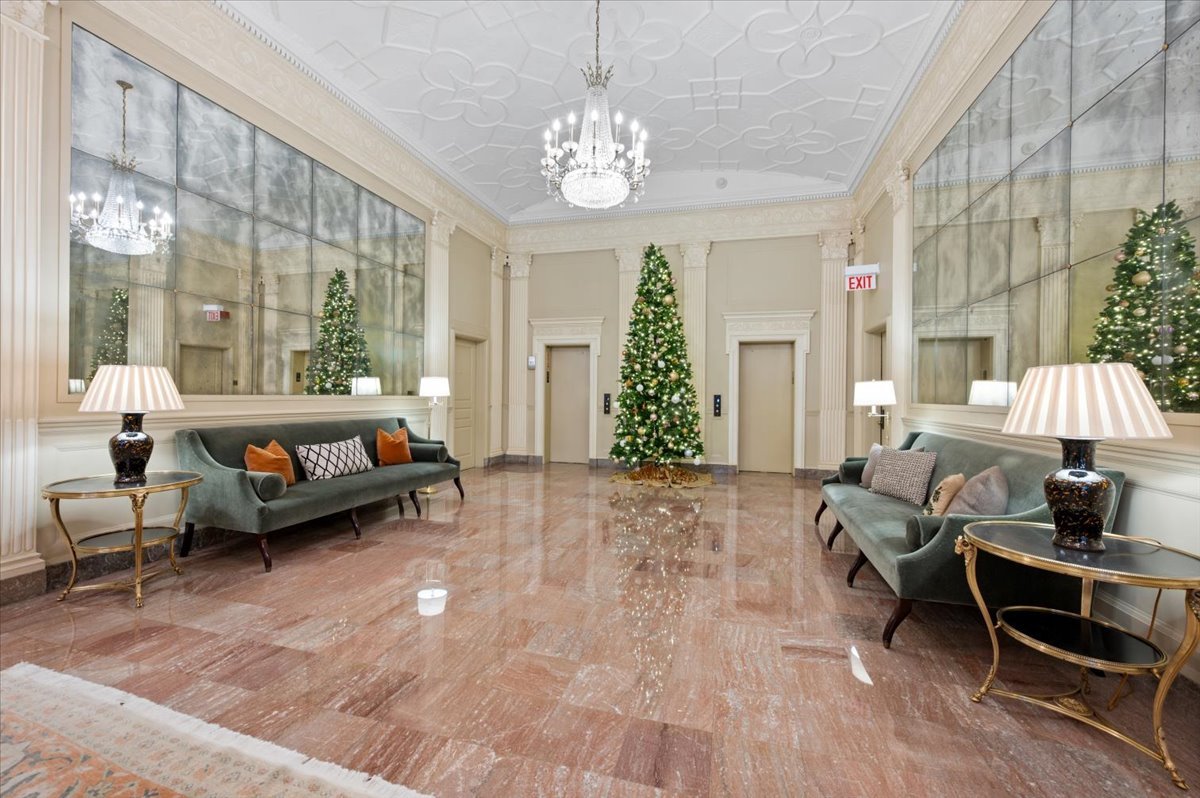 189 E Lake Shore Drive 4E