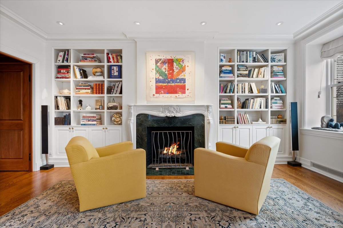 189 E Lake Shore Drive 4E