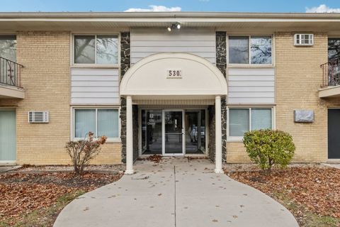 Photo of 530 Chase Drive #4, Clarendon Hills, IL 60514 (MLS # 12522551)