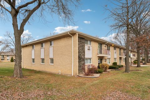 Tiny photo for 530 Chase Drive #4, Clarendon Hills, IL 60514 (MLS # 12522551)