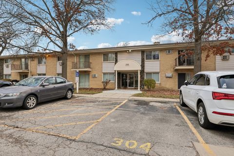 Tiny photo for 530 Chase Drive #4, Clarendon Hills, IL 60514 (MLS # 12522551)