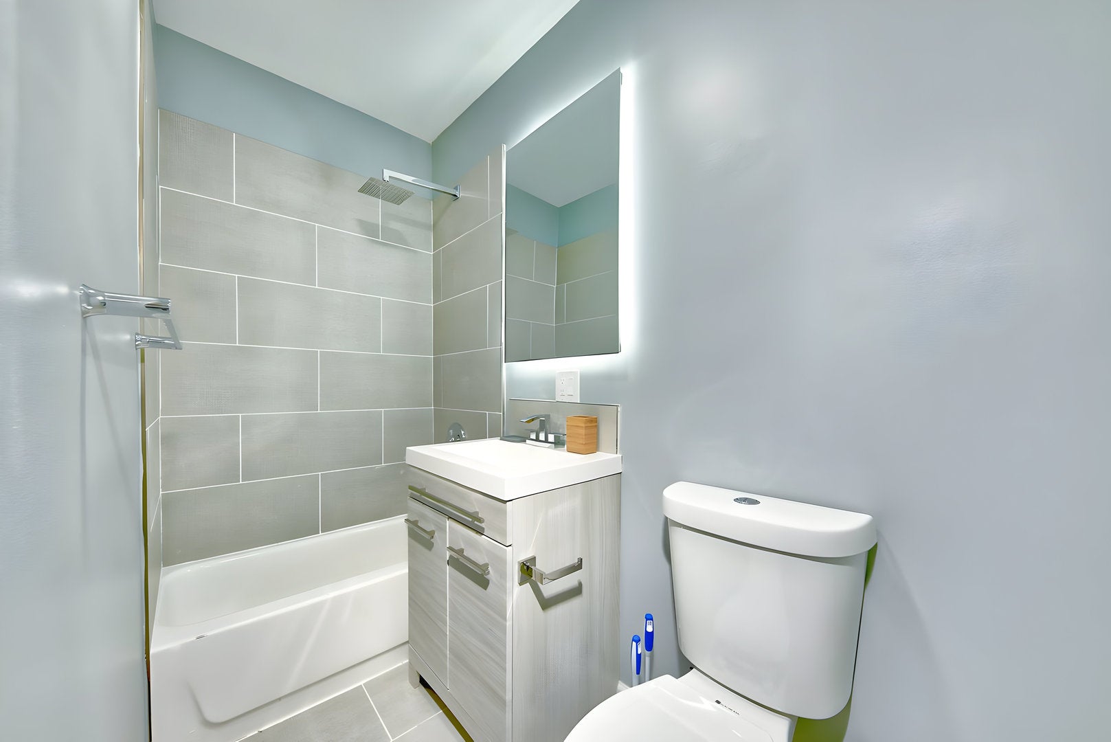 460 W 28th Place
