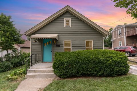 Photo of 200 Jefferson Avenue, Elgin, IL 60120 (MLS # 12430361)