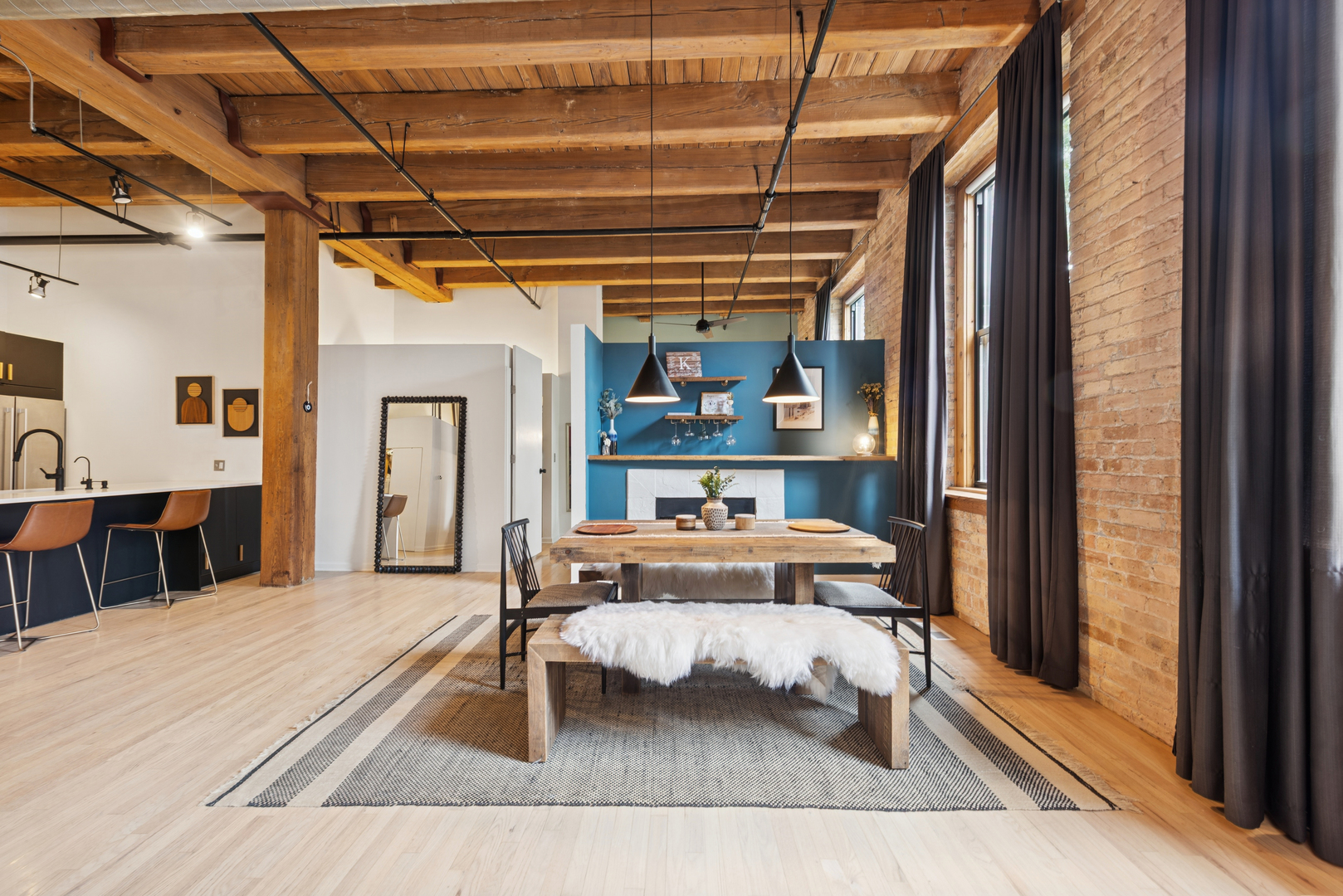 2511 W Moffat Street 101