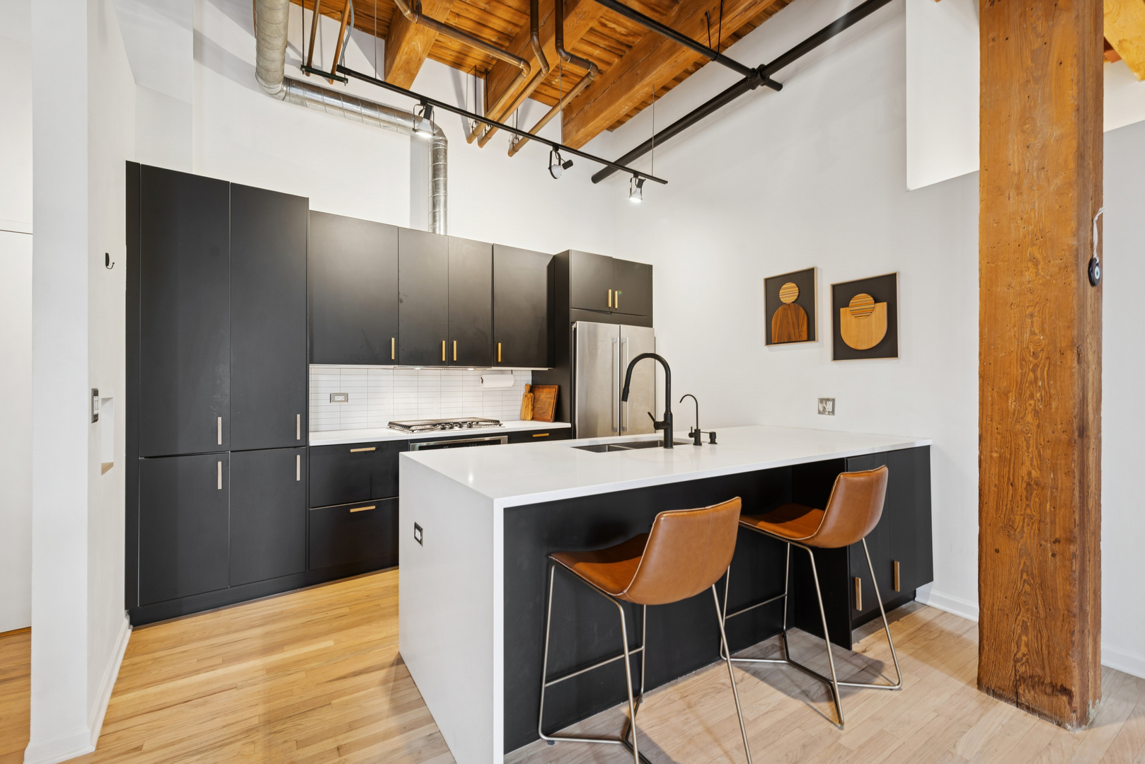 2511 W Moffat Street 101