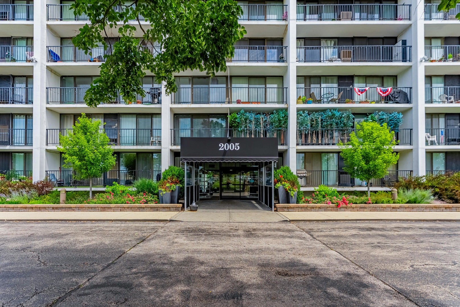 2005 S Finley Road 704