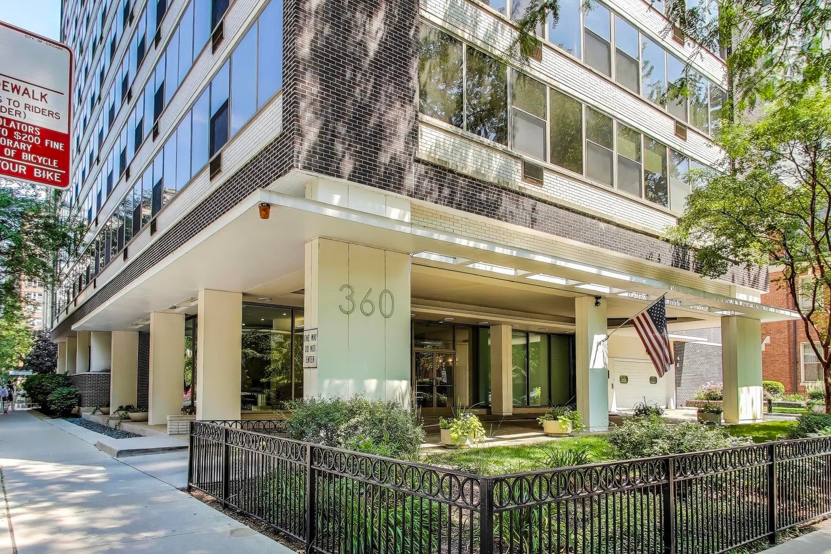 360 W Wellington Avenue 14E