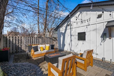 Tiny photo for 216 S Evergreen Avenue, Arlington Heights, IL 60005 (MLS # 12589872)