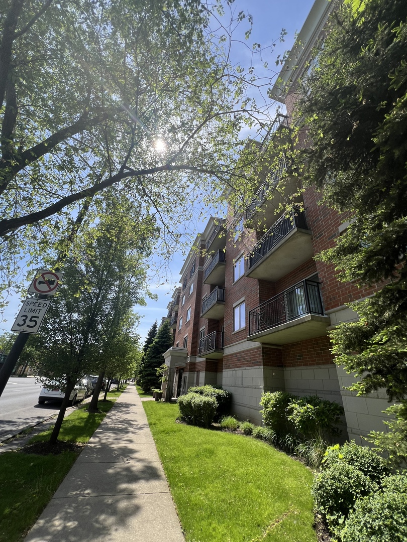 5924 N Lincoln Avenue 302