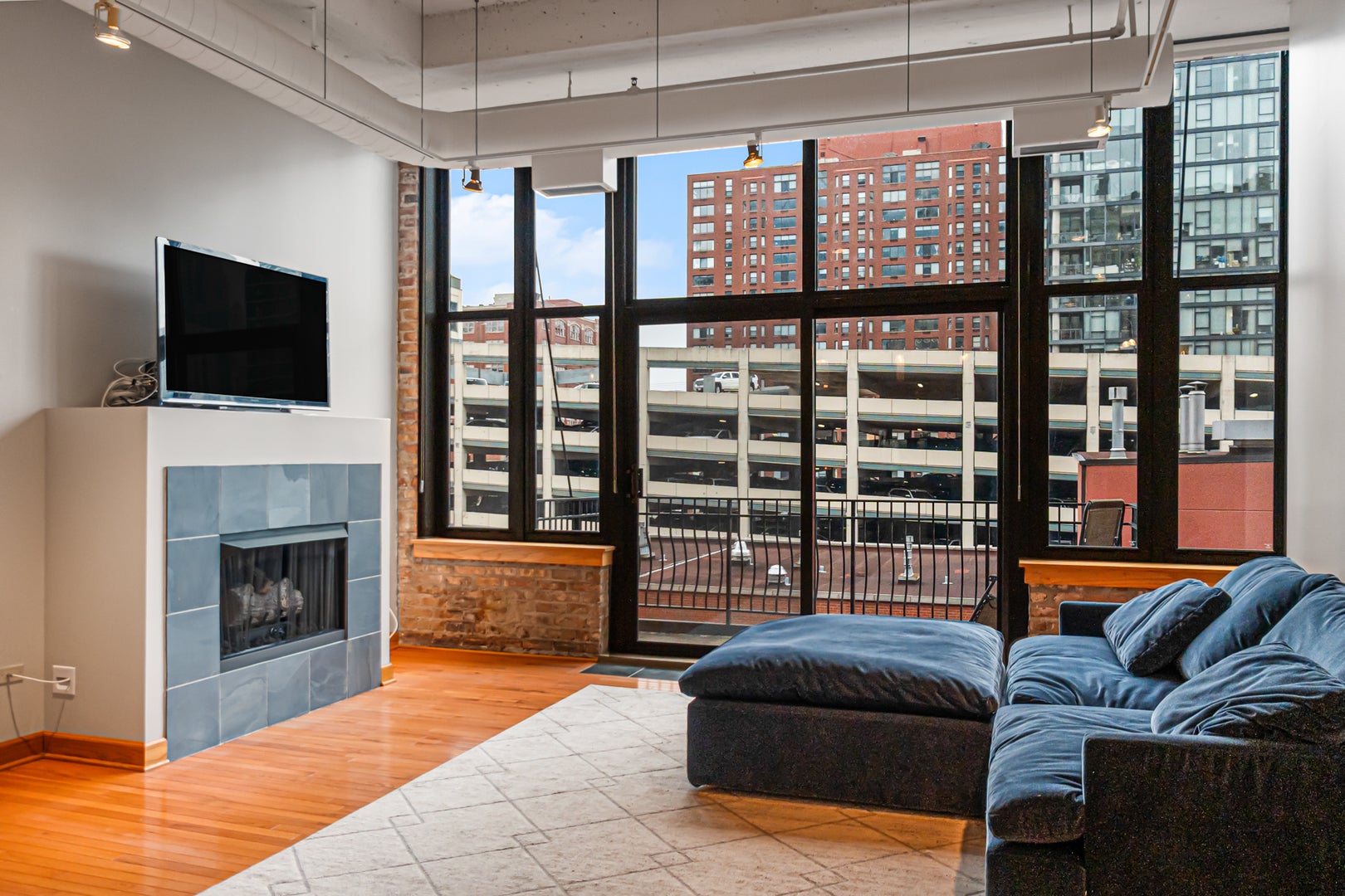 333 W HUBBARD Street 604