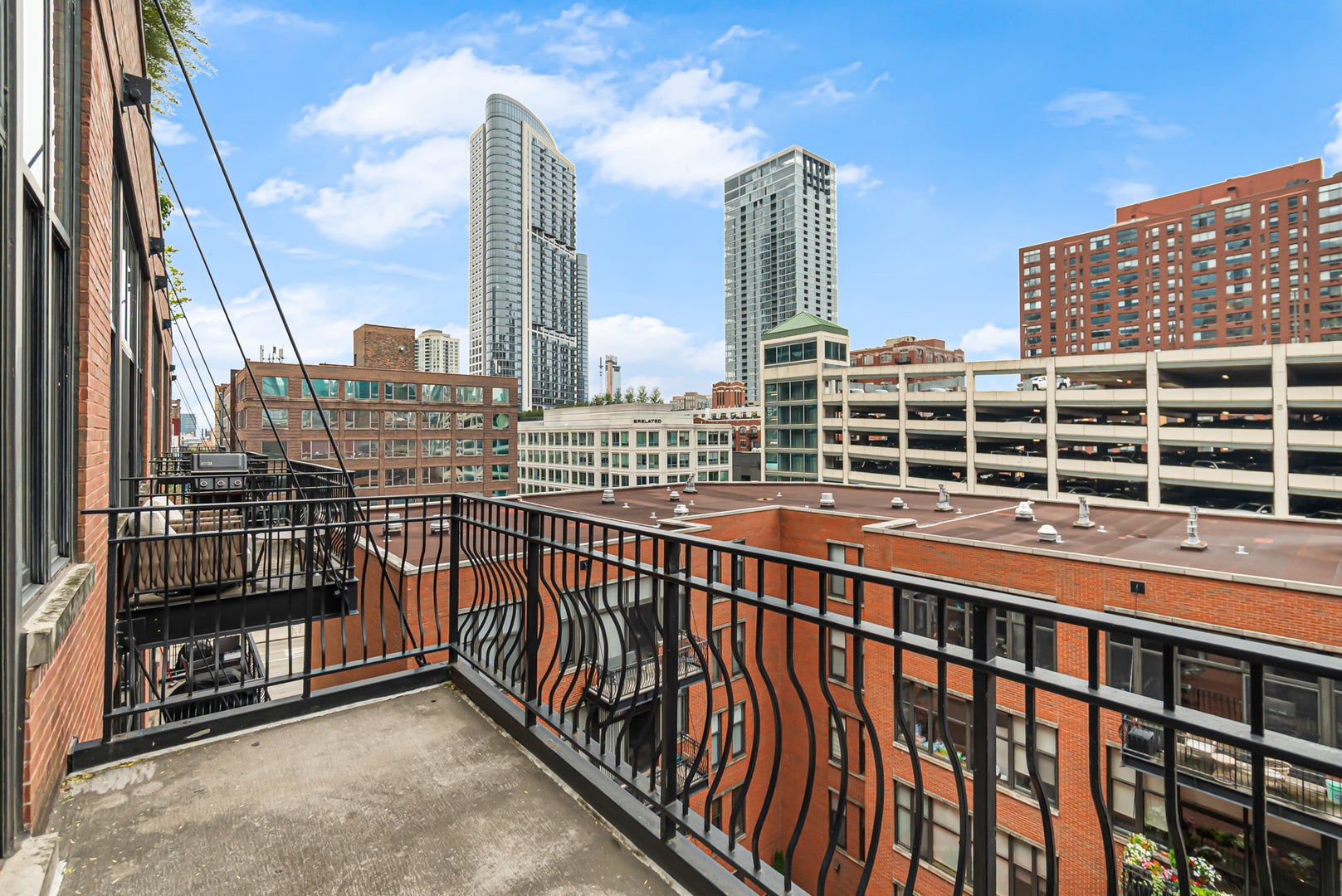 333 W HUBBARD Street 604
