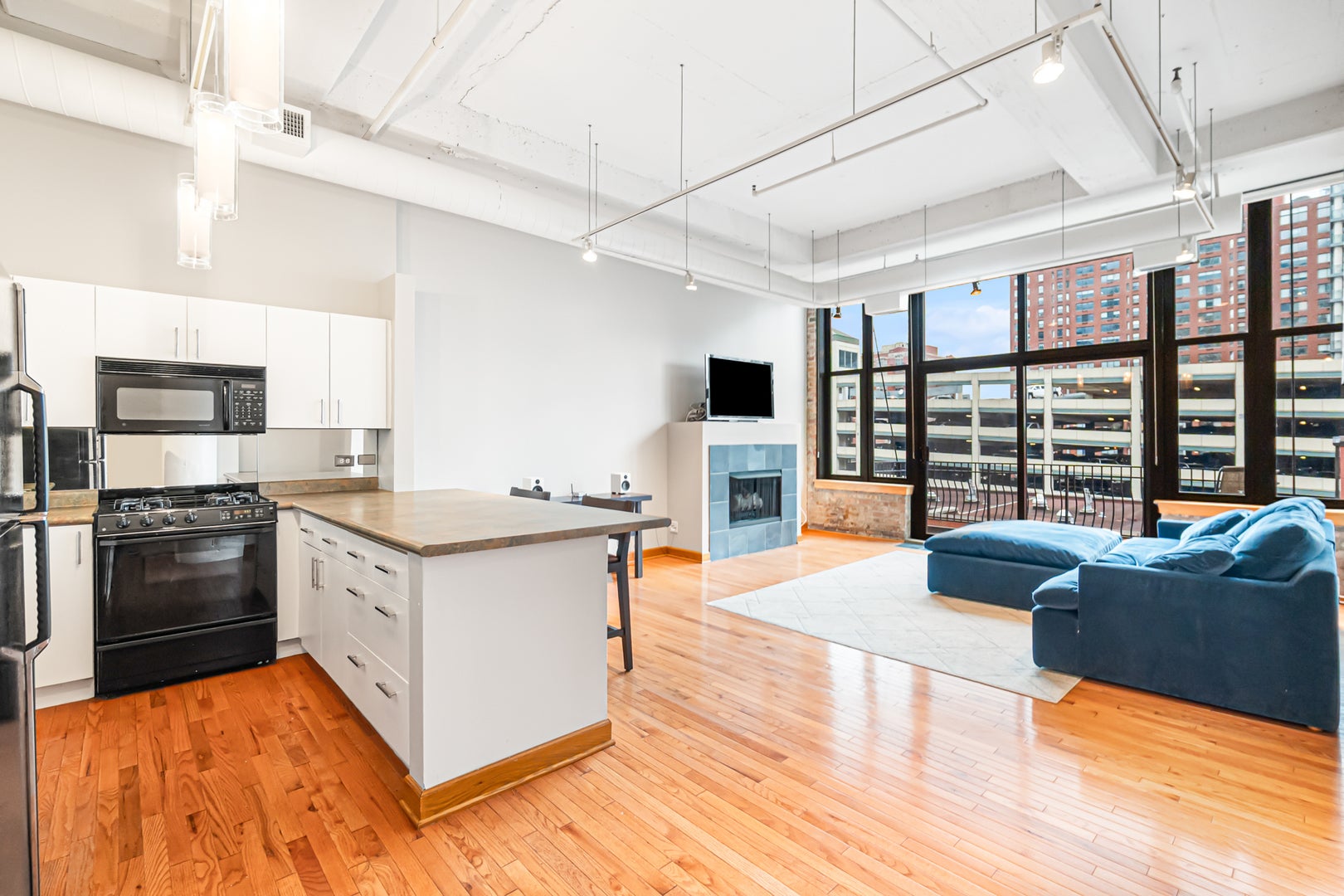 333 W HUBBARD Street 604