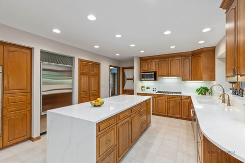 Tiny photo for 15 Shoreside Drive, South Barrington, IL 60010 (MLS # 12701926)