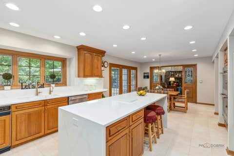 Tiny photo for 15 Shoreside Drive, South Barrington, IL 60010 (MLS # 12701926)