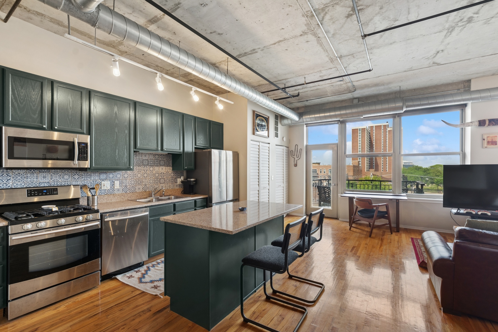 6 S Laflin Street 518