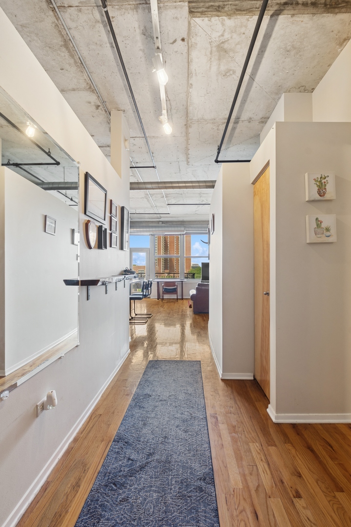 6 S Laflin Street 518