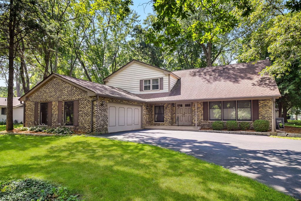 Photo for 5N634 Lostview Lane, St. Charles, IL 60175 (MLS # 12447194)