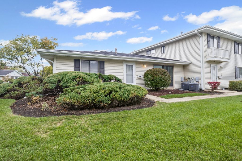 Photo for 1336 Wakeby Lane #1336, Schaumburg, IL 60193 (MLS # 12502166)