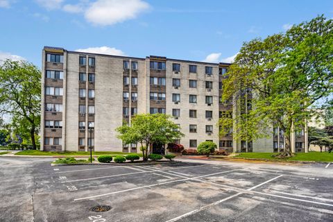 Photo of 9740 S Pulaski Road #306, Oak Lawn, IL 60453 (MLS # 12488710)