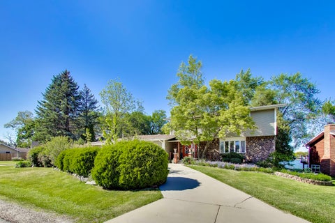 Tiny photo for 2004 Sprucewood Lane, Lindenhurst, IL 60046 (MLS # 12691664)