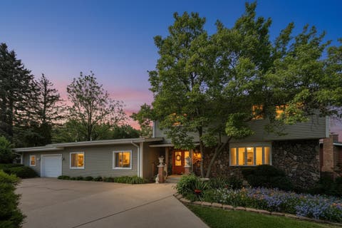 Photo of 2004 Sprucewood Lane, Lindenhurst, IL 60046 (MLS # 12691664)