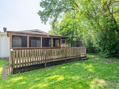 Tiny photo for 52 S Hawthorne Boulevard, Mundelein, IL 60060 (MLS # 12384499)