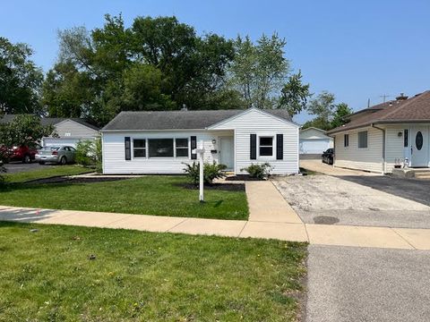 Photo of 52 S Hawthorne Boulevard, Mundelein, IL 60060 (MLS # 12384499)