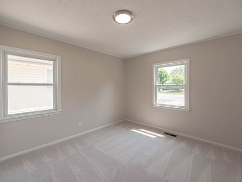Tiny photo for 52 S Hawthorne Boulevard, Mundelein, IL 60060 (MLS # 12384499)