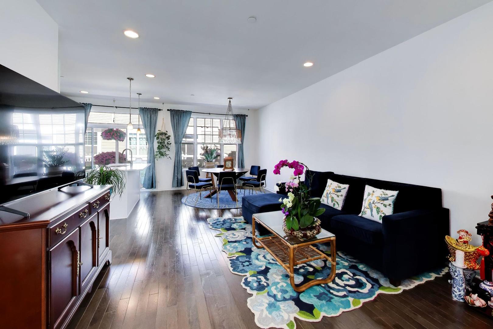 810 Lexington Circle W