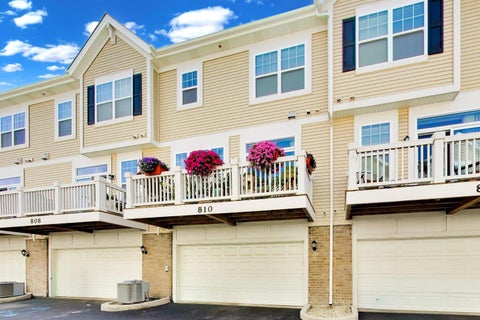 Tiny photo for 810 Lexington Circle W, Des Plaines, IL 60016 (MLS # 12695816)