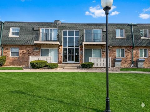 Photo of 9954 S 84th Terrace #109, Palos Hills, IL 60465 (MLS # 12639924)