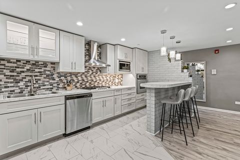 Tiny photo for 9954 S 84th Terrace #109, Palos Hills, IL 60465 (MLS # 12639924)