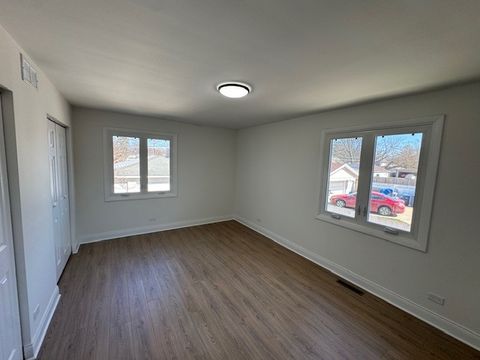 Tiny photo for 870 E Thacker Street, Des Plaines, IL 60016 (MLS # 12599486)