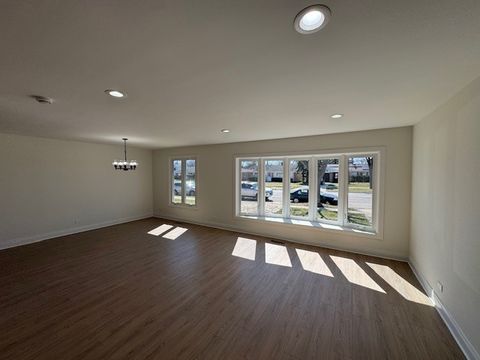 Tiny photo for 870 E Thacker Street, Des Plaines, IL 60016 (MLS # 12599486)